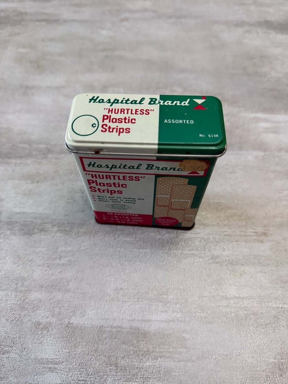 Vintage Hospital Brand Hurtless Plastic Strips 50 Assorted Bandages Tin No. 6148 - Picture 2 of 6